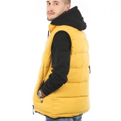 Homem com colete amarelo acolchoado e sweatshirt preta de capuz