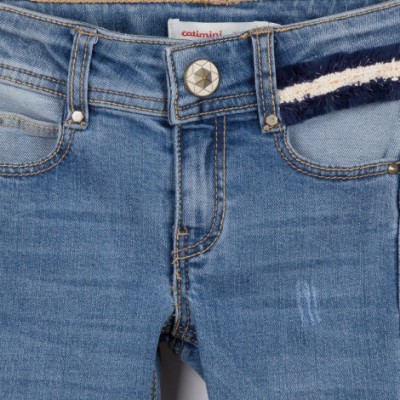 Calças de ganga azul com botão metálico e etiqueta 'catimini' visível