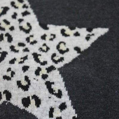 estrela com padrão animal print em tecido cinzento
