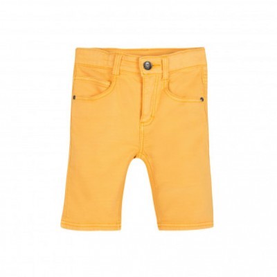Calções amarelos com botão e bolsos
