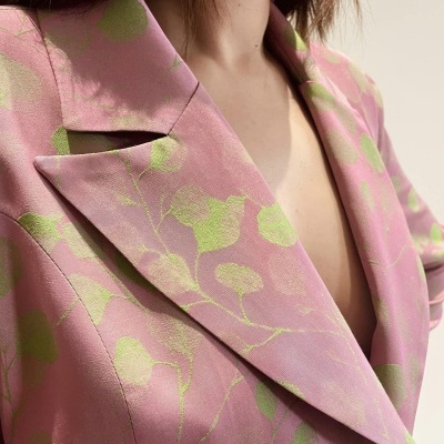 Blazer feminino rosa com padrão verde de folhas e lapelas largas