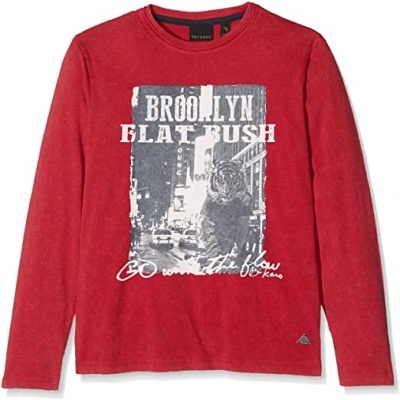 Camisola vermelha de manga comprida com estampa urbana preta e branca e texto branco