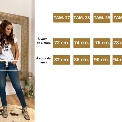 Tabela de tamanhos com medidas para cintura e anca ao lado de mulher vestindo saia jeans azul e botas padrão animal print