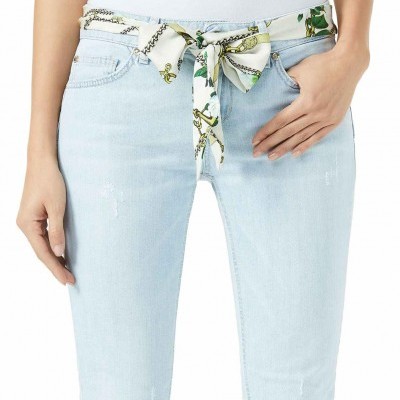 Calças de ganga clara com faixa de tecido estampada amarrada à cintura