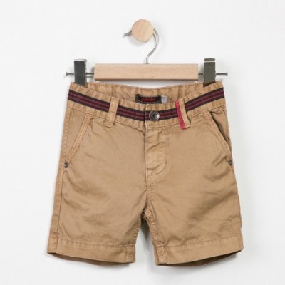 Calções bege de criança com cinto azul e vermelho pendurados em cabide de madeira