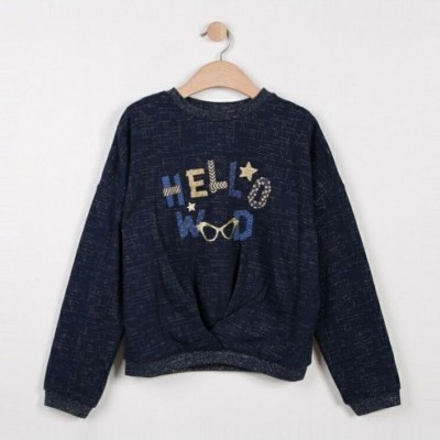 Camisola azul escura com texto 'HELLO WORLD' e detalhes decorativos pendurada em cabide
