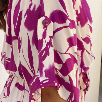 Detalhe de vestido floral creme e rosa com botão no ombro