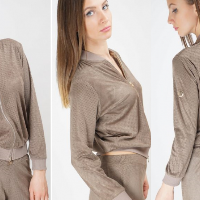 mulher vestindo conjunto castanho casual com casaco de fecho e calças