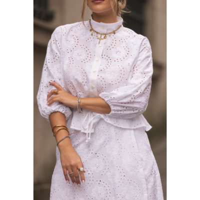 Vestido branco com padrão floral bordado e botões frontais