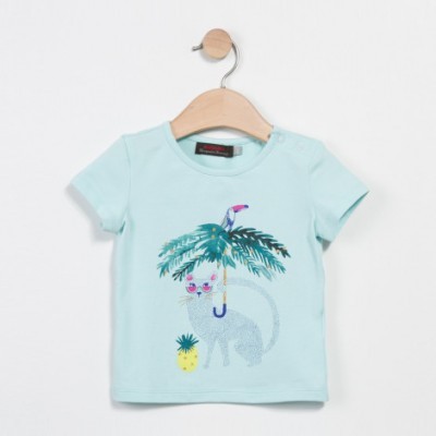 Camiseta infantil azul clara com desenho de gato, guarda-chuva e abacaxi