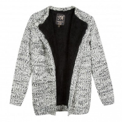 Casaco cardigan cinza e branco com interior preto felpudo aberto