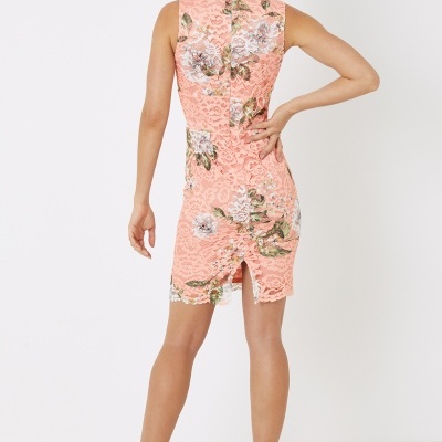 Vestido rosa salmão de renda floral feminino visto de costas