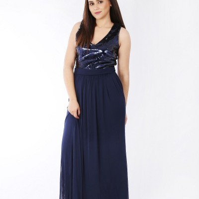 Vestido longo azul escuro com lantejoulas, modelo em fundo branco