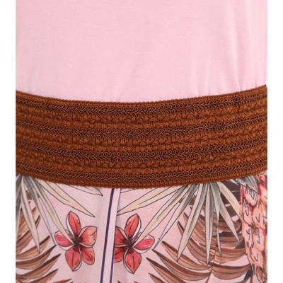 Cinto largo trançado castanho com roupa de padrão tropical