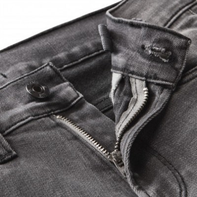 Calças de ganga cinzentas com botão preto e fecho éclair