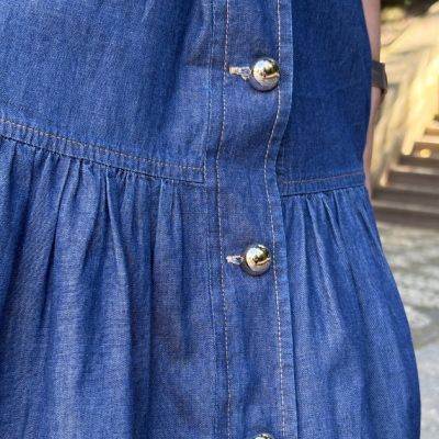 Vestido de ganga azul com botões metálicos prateados