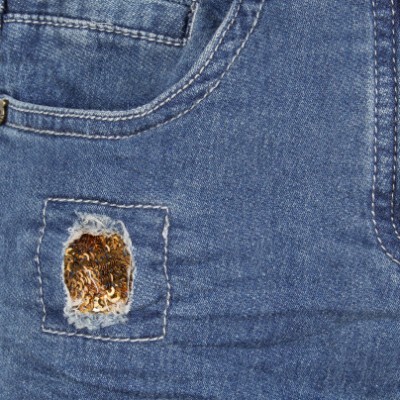 Calças de ganga azuis com bolso pequeno e remendo quadrado com lantejoulas douradas