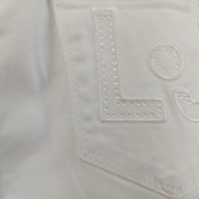 Bolso branco em tecido com letras em relevo