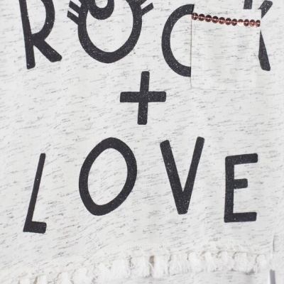 Camisola branca com texto preto e bolsinho decorativo com franjas