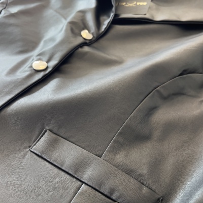 Casaco preto sintético com botões de pressão prateados e pendente coração