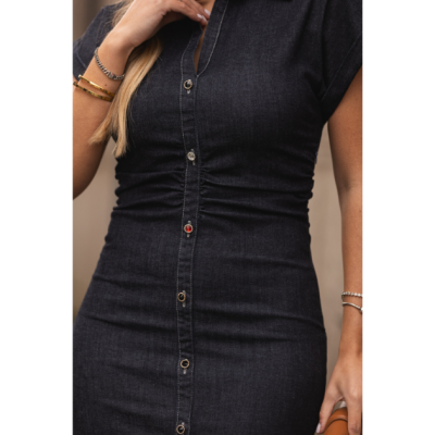 Vestido justo azul escuro de ganga com botões decorativos e manga curta