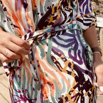 Vestido colorido com padrão abstrato e cinto ao ar livre