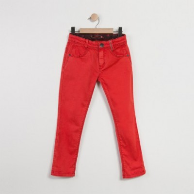 Calças vermelhas de criança penduradas num cabide de madeira