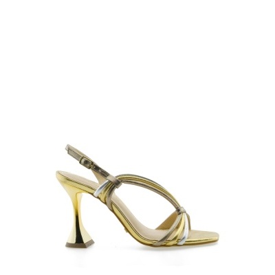 Sandália de salto alto dourada com tiras entrelaçadas e fecho ajustável