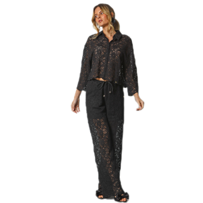 Conjunto feminino de camisa e calças pretas com padrão de rendas vazadas