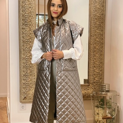 Colete comprido feminino acolchoado cinzento prateado com padrão de losangos