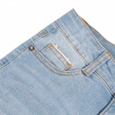 Calças de ganga azuis claras com bolso frontal e costuras castanhas