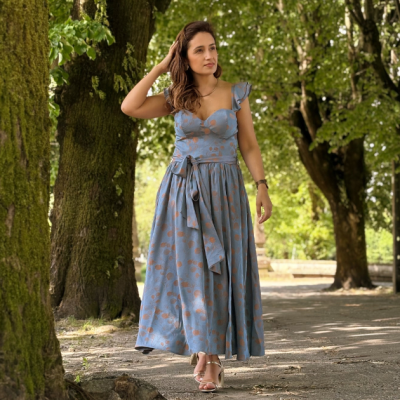 Vestido longo azul claro com padrão floral castanho, folhos nas alças, passeio ao ar livre