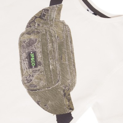 Camisola branca com bordado de mala verde camuflada com etiqueta '3P&CO'
