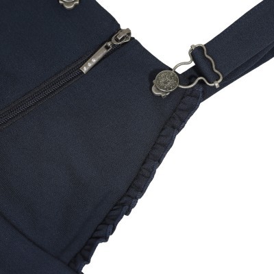 Detalhe de fecho e fecho ajustável em macacão azul-marinho