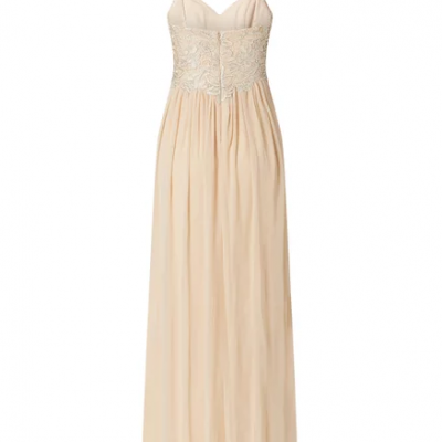 Vestido longo creme com renda no busto e cintura e saia plissada