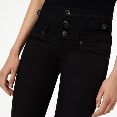 Calças pretas de cintura alta com botões e bolsos frontais