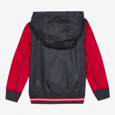 Casaco com capuz preto e vermelho para criança visto por trás