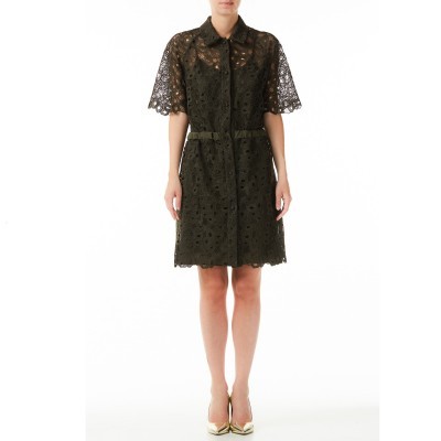 Vestido preto de renda com padrão floral, mangas curtas transparentes e cinto fino