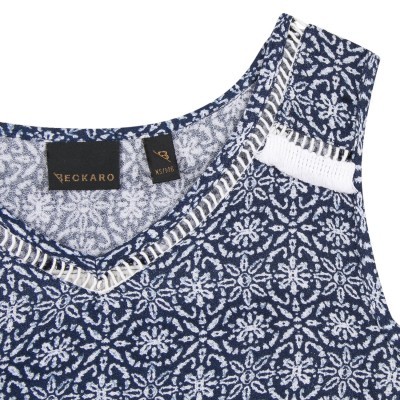 Top azul escuro com padrão floral branco e etiqueta ECKARO