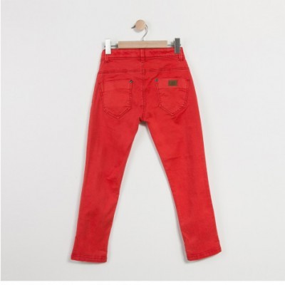 Calças de ganga vermelhas para criança penduradas num cabide