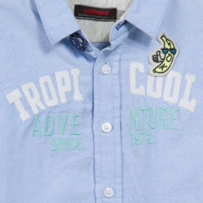 Camisa azul clara com bordados e patch de banana colorida no peito