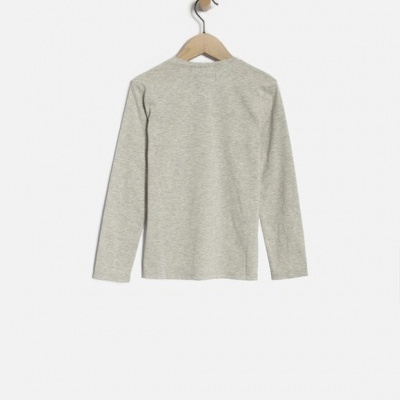 Camisola cinza de manga comprida vista de costas