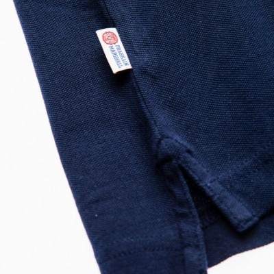 Peça de vestuário azul escuro com etiqueta Parker & Huxwell