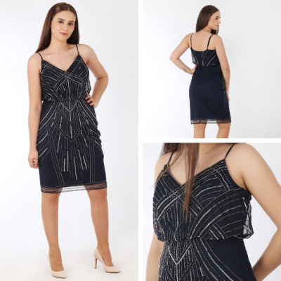 Vestido azul escuro com padrão de lantejoulas prateadas, alças finas, comprimento acima do joelho