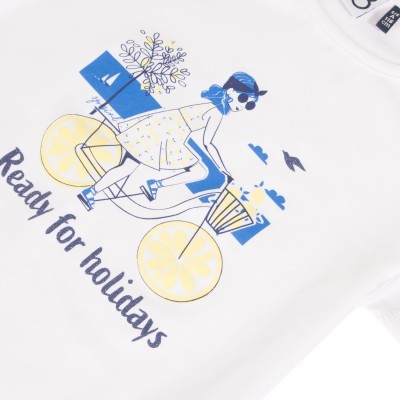 Camiseta branca com estampa de mulher a andar de bicicleta com rodas de limão e texto Ready for holidays