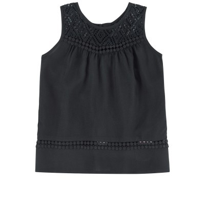 Top preto sem mangas com detalhe em renda e pompons