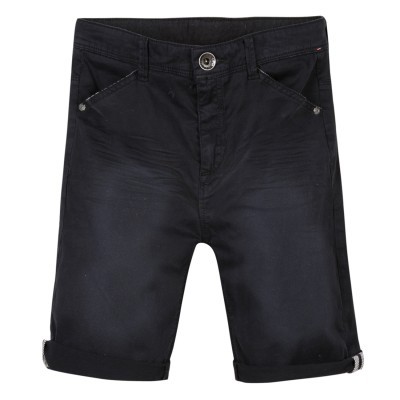 Calções pretos de tecido com bolsos frontais e dobra na bainha