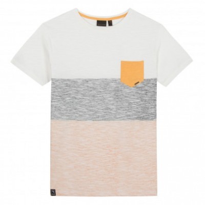 T-shirt branca com faixas cinzenta e bege e bolso amarelo no peito