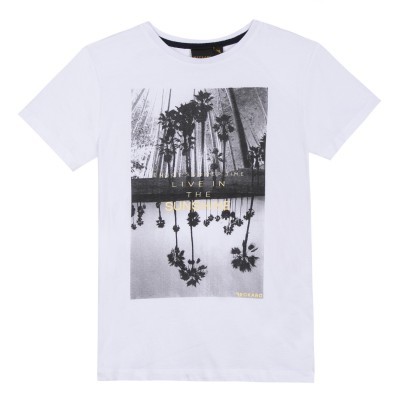 T-shirt branca com imagem de palmeiras e texto dourado