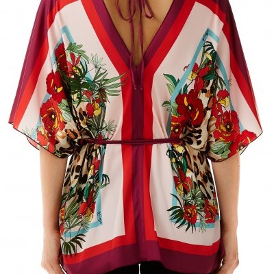 Blusa feminina com padrão floral e animal print, decote em V nas costas com laço